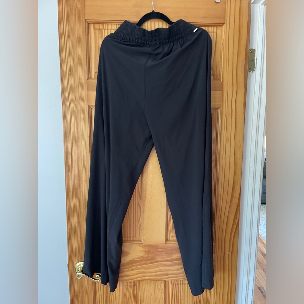 Vuori Villa Wide Leg Pants in Black - Picture 4 of 8